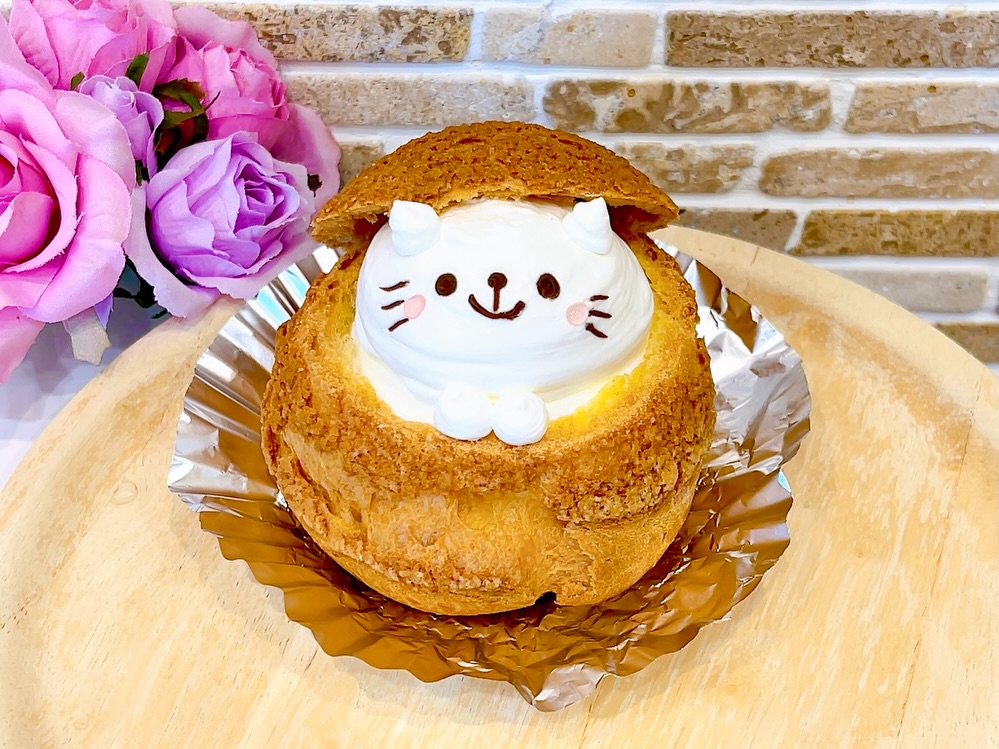 【ねこシュー🐈今年も登場します】ご案内が大変遅くなってしまいましたが2月22日は猫の日!ということで去年も大人気だった🐈ねこシュー🐈が2月21日(土)〜23日(月)の3日間限定で登場します 定番人気のクッキーシューがカスタードクリーム&生クリームのダブルクリームになってさらに猫ちゃんの可愛いお顔付きに 猫好きさんはもちろん、限定のダブルクリームを是非お楽しみください♡ #猫の日 #猫シュー #ダブルシュー #パティスリーはぐみ #パティスリーhagumi