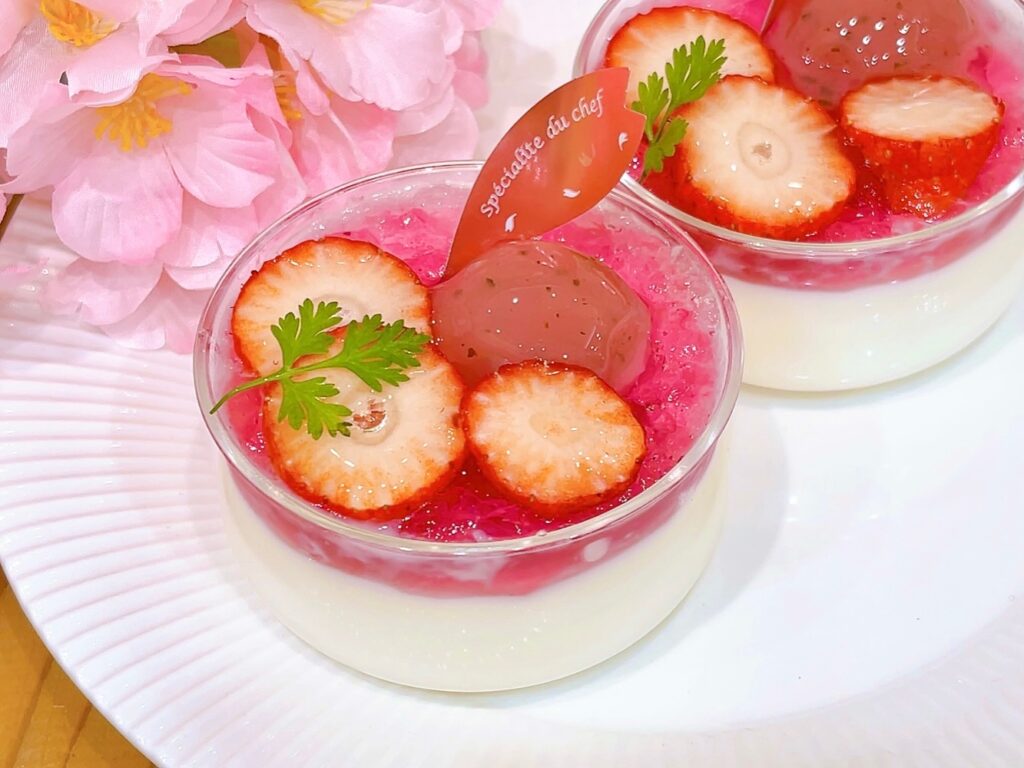 さくら杏仁新しく出ていますなめらかな食感の杏仁豆腐の上に桜風味のぷるぷるゼリーと桜餡、苺を飾った春らしいスイーツです 桜の季節に是非お楽しみください️