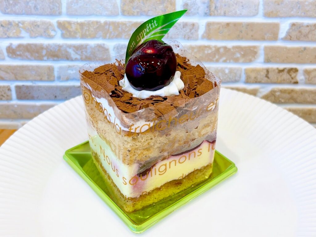 フォレノワール新しく登場しています紅茶のふんわりスポンジでなめらかなピスタチオクリームとダークチェリーのコンポートをサンドし、上にはチョココポーをたっぷり飾りました。