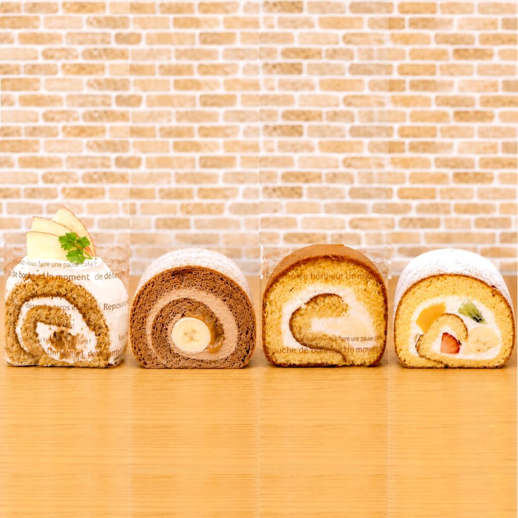 ロールの日のお知らせ今年も6月6日、7日の2日間恒例のロールの日を開催します! 今年のテーマは\復刻ロール/ 開店当初に出ていた懐かしのロールや期間限定で出ていたロール、イベント限定で出ていたロールケーキなどスタッフがまた食べたい!!と思うロールケーキ達が2日間限定で復刻します♡ 種類は4種類!️フルーツロールふわふわのスポンジに数種類のフルーツを巻いたみんな大好きフルーツロール とちのきロール定番の生ロールの真ん中にカスタードクリームを巻いたWクリームロール♡お店の前の「とちのき通り」から名付けた商品です♬開店当初に出していたロールなので以前からの常連さんには懐かしの商品ではないでしょうか️ チョコバナナキャラメルふわふわのチョコスポンジにチョコクリームとバナナ、キャラメルソースを巻きました♡以前ロールの日にお出しした商品が少しリニューアルして登場です🥰 アップルティーロールこちらも開店1年目に期間限定でお出ししていたロールケーキ♡ふわふわの紅茶スポンジにメープルクリームとキャラメルソテーした林檎が相性抜群です♡ どれのロールケーキも、今ではなかなかお目にかかれない商品ばかり是非この機会にお楽しみください 店頭、お電話(047-712-1893)、LINE@(@719kouvo)にてご予約もお気軽にお問い合わせください♬