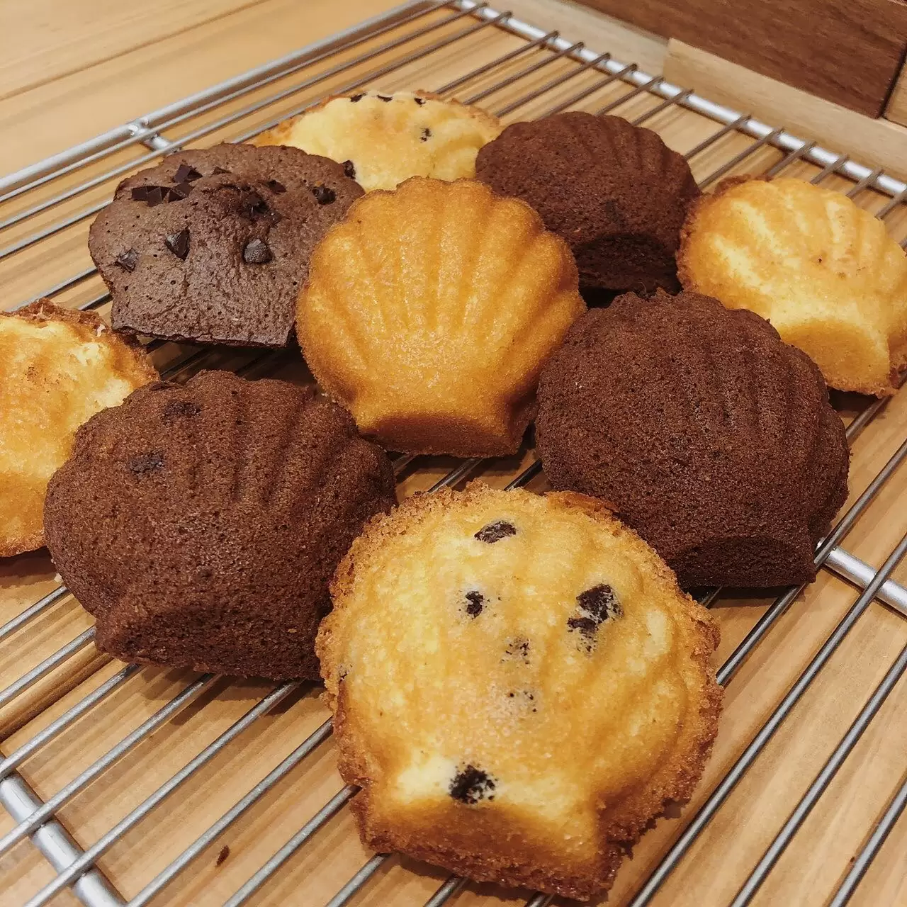 色んな味のマドレーヌを試作中！プレーンチョコチップチョコ×チョコ　etc...どの味を採用するか、悩みます…！皆さんはどんな味がお好きですか？^ ^そしてそして、パティスリーHAGUMIのショップカードが完成しました！お店のレンガ模様をかたどった可愛いカードです♡パティスリーHAGUMIに置くのはもちろん、近隣のお店にも置かせて頂くかもしれないので見つけたら是非お手に取ってみてくださいね♬#松戸ケーキ #松戸スイーツ #松戸グルメ #松戸 #松戸市 #ケーキ #ケーキ屋さん #パティスリーはぐみ #hagumi #マドレーヌ #チョコレート