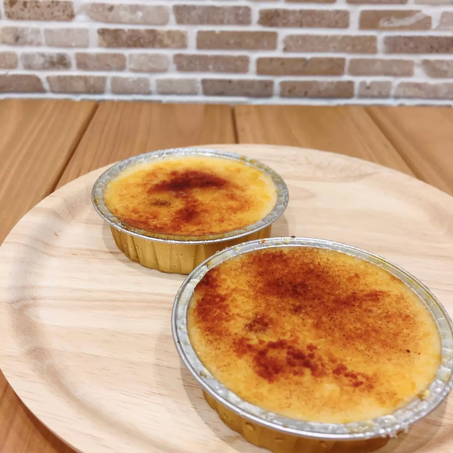 栗の渋皮煮が入ったとろとろ濃厚クリームブリュレ♬表面のキャラメリゼをパリッと割って、中から出てくるブリュレと一緒に口に入れる瞬間が至福の時です♡#クリームブリュレ #キャラメリゼ #パティスリー #ケーキ屋 #松戸ケーキ #松戸スイーツ #松戸グルメ #松戸 #松戸市 #パティスリーはぐみ #パティスリーハグミ#hagumi