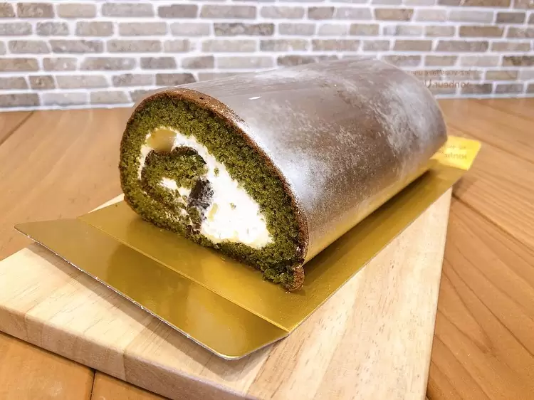 宇治抹茶のとちのきロール大人気のとちのきロールに抹茶味が新登場☆　　　宇治抹茶をたっぷり入れたロール生地に粒餡と栗の甘露煮更に生クリームを巻き込みました！　　　抹茶のほろ苦さにクリームと餡子の甘味が絶妙にマッチします♡　　　是非お試しください♬　　　#宇治抹茶 #抹茶ロールケーキ #ロールケーキ #栗スイーツ #栗 #餡子 #パティスリーハグミ #パティスリーはぐみ #スイーツ #ケーキ #ケーキ屋 #松戸市 #松戸 #千葉スイーツ