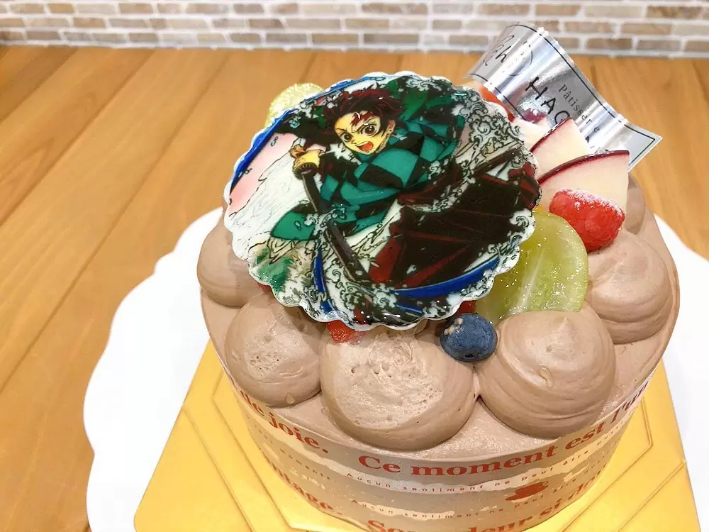 本日はお休みを頂きます‍♀️明日からまた営業しておりますので宜しくお願い致します！^ ^　　　写真は、鬼滅の刃の炭治郎のイラストプレートをチョコレートデコレーションケーキにお載せしたものです♬　　　イラストプレートはご希望日の2日前までのご予約で確実にお作りできます　　　お好きなお写真やイラストを店頭にお持ち頂きスタッフまでお申し付け下さい♬　　　#炭治郎 #鬼滅の刃 #鬼滅の刃ケーキ #イラストケーキ #イラストプレート #松戸 #松戸市 #ケーキ #ケーキ屋 #千葉 #千葉ケーキ #パティスリーハグミ #パティスリーはぐみ #patisseriehagumi #マツテク