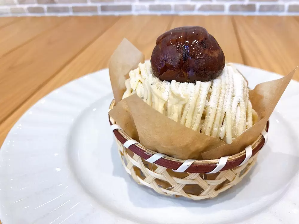和栗のモンブランがリニューアルして、更に美味しくなりました　　　下に敷いていたスポンジ生地をチョココーティングしたメレンゲ生地に変更しております！　　　　さらに上には栗を丸ごと1つぶのせました　　　前回とは一味違うサクサク食感をお楽しみください♬　　　#モンブラン #モンブラン好きな人と繋がりたい #和栗 #栗スイーツ #栗ケーキ #メレンゲ #千葉ケーキ #千葉スイーツ #松戸市 #松戸 #ケーキ屋 #パティスリーハグミ #パティスリーはぐみ #patisseriehagumi