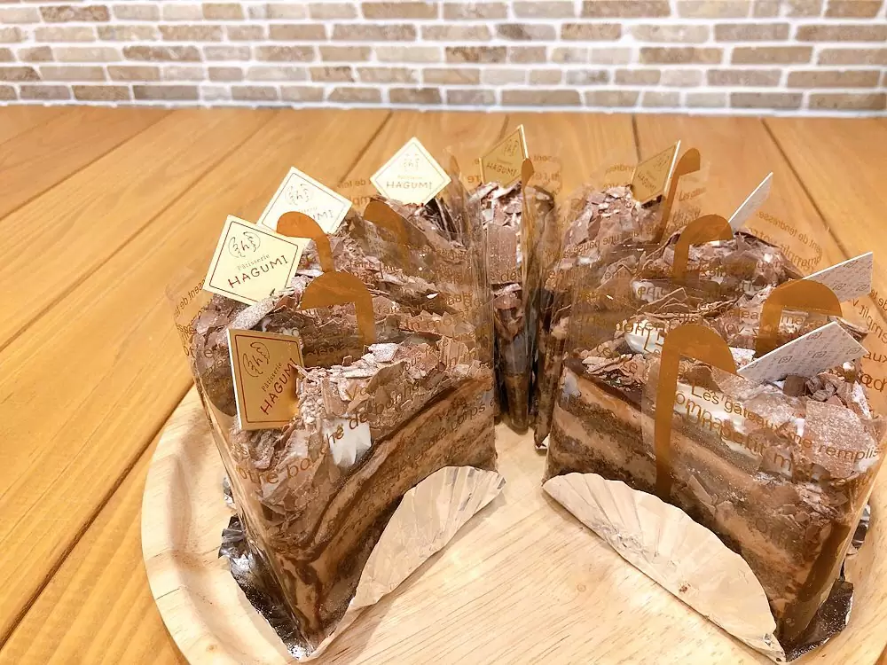 ショコラショコラ昨日から出ています　　　アーモンド風味のしっとりスポンジにチョコ生クリームを交互にサンドし、チョココーティング、削りチョコで飾りました♬　　　チョコ好きさんにオススメのチョコ三昧ケーキ是非お試しください　　　#チョコケーキ #チョコ好き #ショコラ #ショコラケーキ #チョコクリーム #ケーキ屋 #松戸市 #松戸 #千葉スイーツ #千葉ケーキ #千葉 #パティスリーハグミ #パティスリーはぐみ #patisseriehagumi