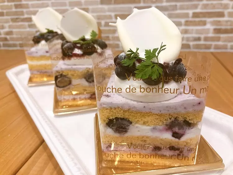 ブルーベリーケーキ本日から出ています　　　　　ふわふわスポンジにマスカルポーネクリームと自家製ブルーベリージャムのクリームを交互にサンドしました♬　　　見た目も華やかで可愛いケーキです　　　#ブルーベリー #自家製 #自家製ジャム #ブルーベリージャム #マスカルポーネ #ケーキ屋 #ケーキ #松戸 #松戸市 #千葉スイーツ #千葉ケーキ #千葉 #パティスリーハグミ #パティスリーはぐみ #patisseriehagumi #新作スイーツ