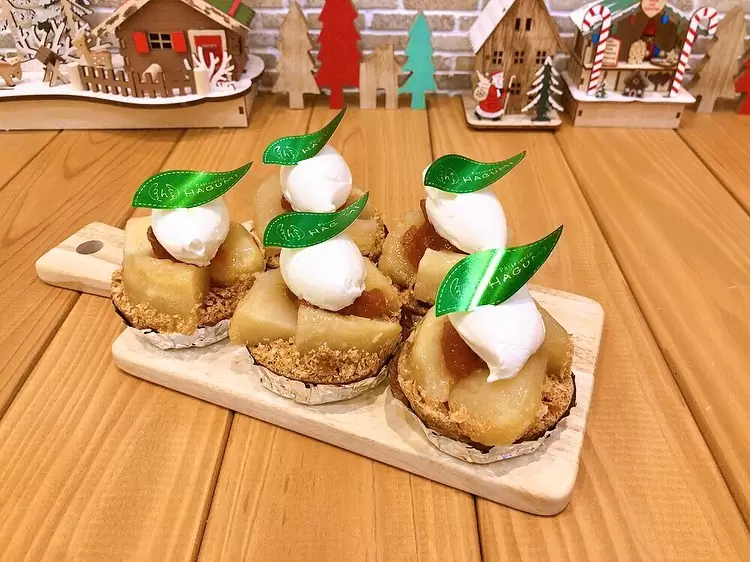林檎タルト本日から出ています♬　　　　アーモンドクリームで焼きあげた香ばしいタルトに2種類の林檎のソテーをのせました　　　是非お試しください　　　#林檎 #りんご #林檎タルト #りんごタルト #りんごケーキ #林檎嫌いでも食べれる美味しさ #ケーキ屋 #松戸 #松戸市 #千葉スイーツ #千葉ケーキ #千葉 #パティスリーハグミ #パティスリーはぐみ #patisseriehagumi