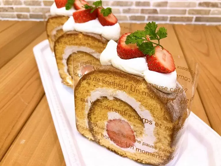 大人気の苺ロールにカットが登場しました　　　　　苺たっぷりの米粉ロール是非お試しください♬　　　#苺ロール #苺のロールケーキ #いちごスイーツ #苺スイーツ #米粉スイーツ #米粉ロールケーキ #松戸 #松戸市 #千葉 #千葉スイーツ #パティスリーハグミ#パティスリーはぐみ