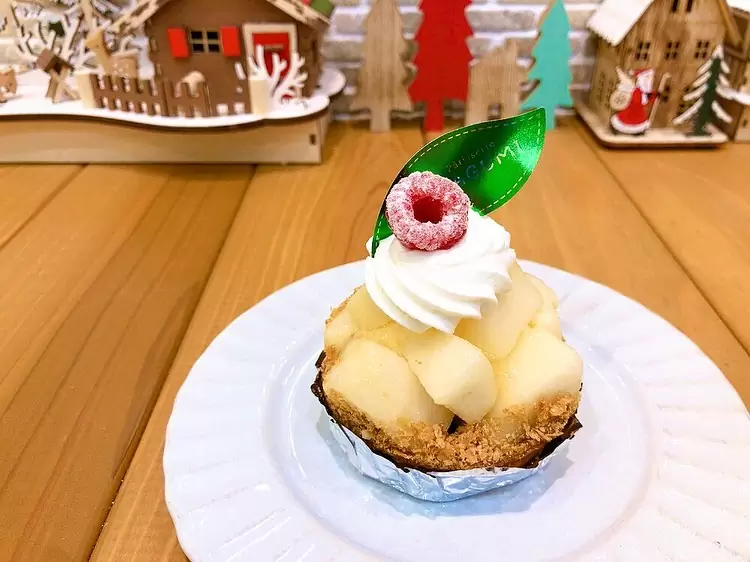 洋梨のタルト?昨日から出ています　　　　アールグレイ香るアーモンドタルトに芳醇な香りの瑞々しい洋梨?ル・レクチエをたっぷりのせました　　　　紅茶と洋梨の相性が抜群で堪らない美味しさです♡　　　是非お試しください♬　　　　#洋梨 #ルレクチエ #洋梨のタルト #タルト #フルーツタルト #アールグレイ #紅茶 #松戸 #松戸市 #パティスリーはぐみ #パティスリーハグミ#千葉