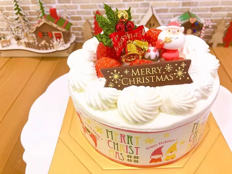 昨日からクリスマスショートも店頭にて販売しております　　　　また、クリスマスケーキのご予約は本日まで受け付けております♬店頭にてご予約ください　　　　本日までの期間に2,000円以上お買い上げ頂いたお客様には来年1月1日〜3日にご利用頂けるお正月くじ引きチケットをお渡ししております♪　　　　ご来店お待ちしております　　　　※クリスマスケーキのご予約は当日の混雑を避けるため前払い制とさせて頂いております。ご協力宜しくお願い致します。　　　　※明日はクリスマス前の準備のためお休みを頂きます。ご迷惑をお掛けしますがご理解のほど宜しくお願い致します‍♀️　　　#クリスマス #クリスマスケーキ #ご予約受付中 #ショートケーキ #お正月 #くじ引き大会 #パティスリーはぐみ #パティスリーハグミ#松戸 #松戸市 #千葉県