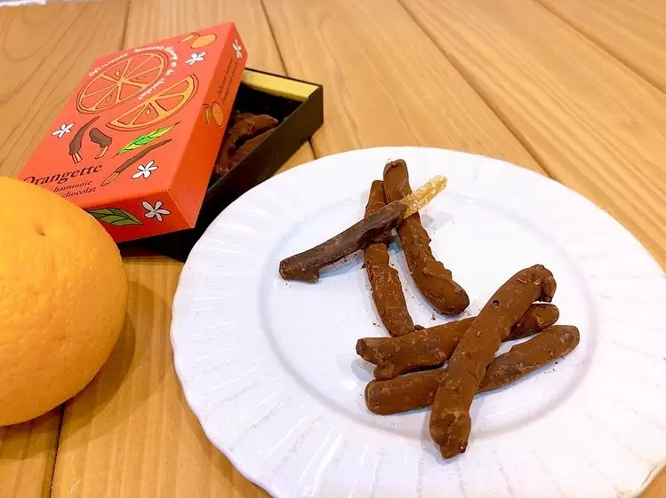 期間限定でオランジェットも近々販売予定です♬ グランマルニエのシロップで香り付けしたオレンジピールにチョコレートをかけ、ココアをまぶしました 可愛いパッケージに入って贈り物にも最適です♡