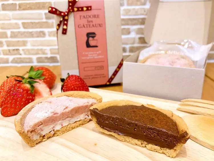 本日、明日はお店はお休みです。1/28(木)からまた営業しておりますので、宜しくお願い致します‍♀️　　　　写真は28日から販売予定のサクとろチョコタルトサクとろ苺チョコタルトです♬　　　　　サクサクの上の層ととろとろの下の層、2層の食感をお楽しみ下さい　　　　どちらもお日もち2週間でバラ売り、2個入り、どちらもご用意しております♬　　　　　期間限定商品ですので、是非お試しください♬　　　　#チョコタルト #苺チョコタルト #さくさく #とろとろ #バレンタイン #ギフト #バレンタインギフト #期間限定 #松戸 #松戸市 #二十世紀が丘 #パティスリーはぐみ #パティスリーハグミ