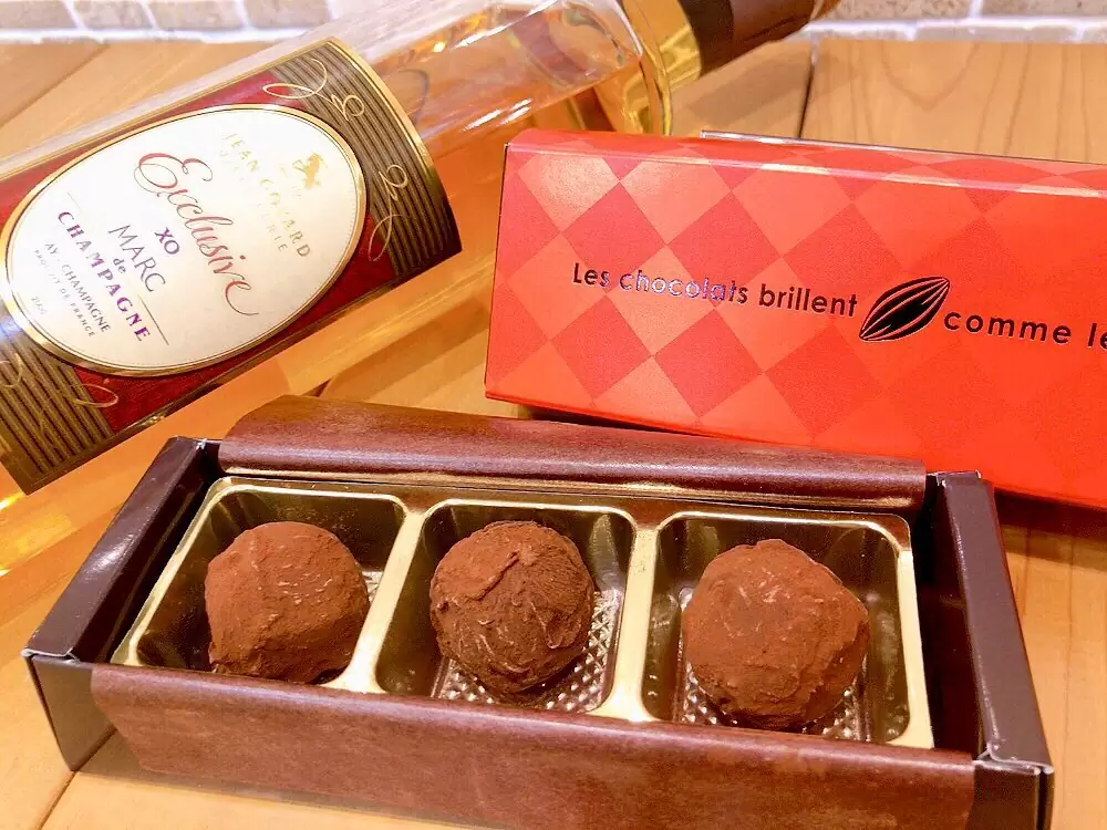 期間限定のシャンパントリュフ?本日から販売しております 通常、商品にはお子様も食べやすいよう洋酒をあまり使用しない当店ですが、こちらのトリュフは大人の方向けにシャンパンのしっかり効いた仕上がりです シャンパンは、フランスシャンパーニュ地方で唯一の蒸留元であるジャンゴヤール社の最高級の逸品を使用? 56%、34%の2種類のショコラとシャンパンの華やかな風味、長期樽熟成による深い味わいの絶妙なバランスをお楽しみください♡ ※アルコールの効いた商品ですので、お子様やお酒の弱い方はご遠慮ください♀️ #シャンパン #シャンパントリュフ #トリュフ #チョコレート #バレンタイン #期間限定 #お酒好き な方へ#大人のショコラ #松戸 #松戸市 #千葉 #二十世紀が丘 #パティスリーはぐみ #パティスリーハグミ
