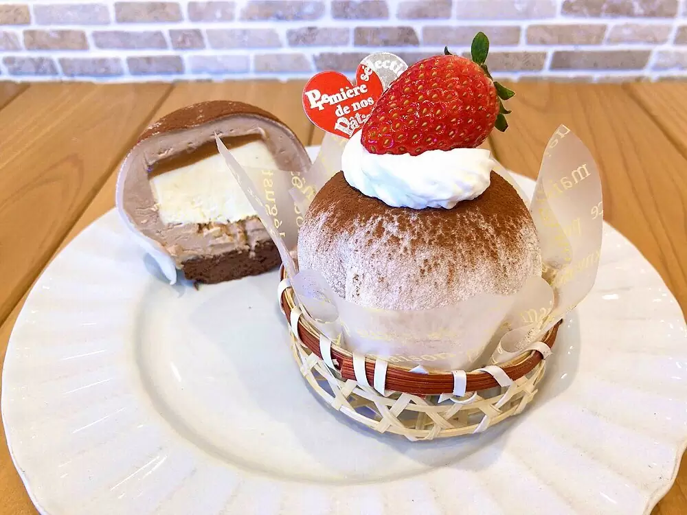 チョコもちクリーム昨日から販売しております♬ 大人気のもちもちクリームが、期間限定でチョコレートver.に ガトーショコラの土台にバニラクリーム、キャラメルクリームを乗せチョコ生クリームと求肥で包み上にはココアを振りました♡ アクセントにヘーゼルナッツのキャラメリゼが入っています♬ チョコレート好きには堪らない期間限定スイーツ、是非お試しください #チョコレート #チョコスイーツ #もちもち #求肥 #バレンタインスイーツ #期間限定スイーツ #松戸 #松戸スイーツ #二十世紀が丘 #千葉スイーツ #パティスリーはぐみ #パティスリーハグミ