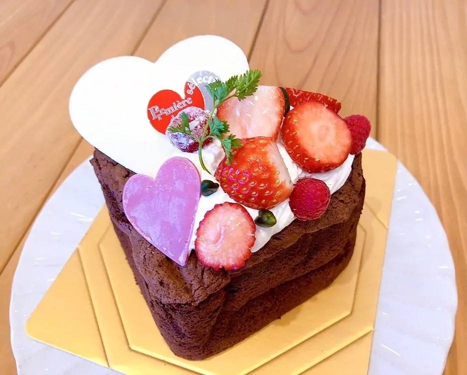 本日から、ガトーショコラがバレンタインver.になっています ハートの形に焼き上げたガトーショコラにハートチョコとベリーを飾ってとびきり可愛くしました♡ サイズは通常の5号サイズ(直径約15cm)よりも一回り小さい4号サイズ(直径約12cm)です 2〜3名様で食べやすいサイズ感となっています♬ この時期だけのガトーショコラいかがでしょうか? #ガトーショコラ #ハートケーキ #ハートチョコケーキ #バレンタイン #バレンタインケーキ #期間限定 #松戸 #松戸市 #二十世紀が丘 #松戸ケーキ #千葉ケーキ #パティスリーはぐみ #パティスリーハグミ