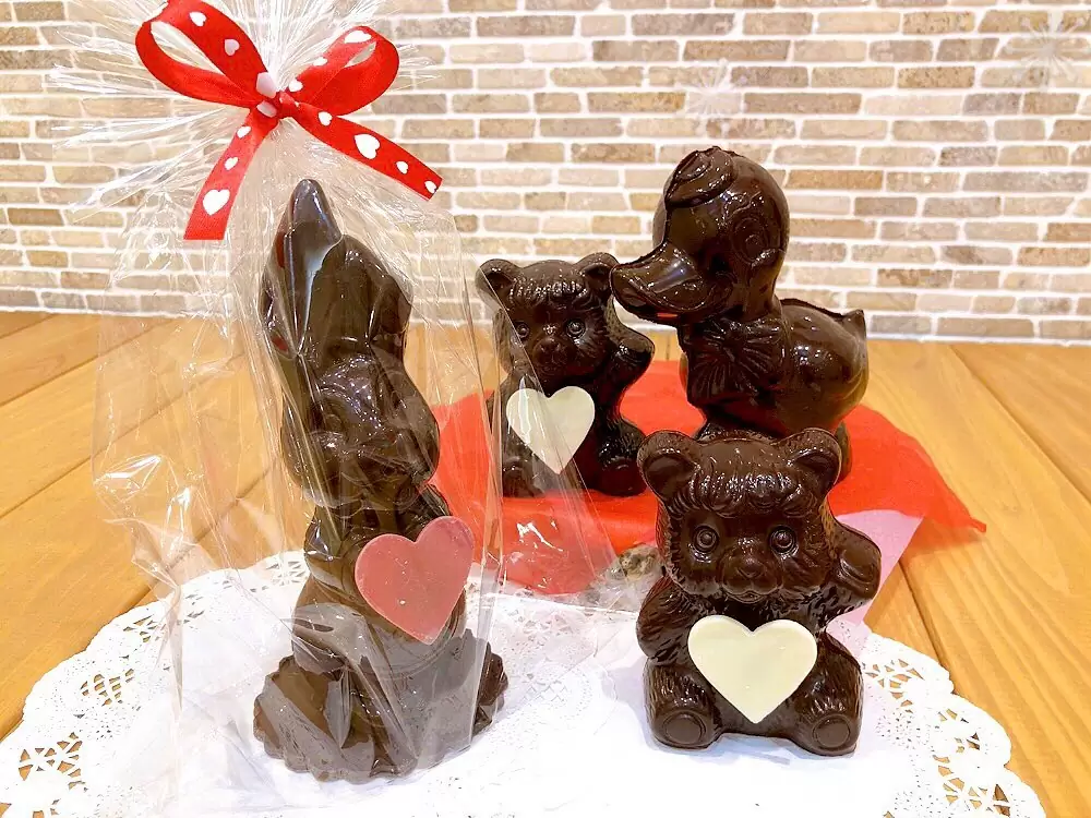 本日はお店はお休みです♀️明日からは営業しておりますので、ご来店お待ちしております(^^) 写真は先日から登場している動物チョコレートです うさぎあひる?くまさんの3種類が出ています♡(お日もち3週間です) お部屋に置いて鑑賞しても◎そのまま食べても◎ホットミルクのお風呂に入れてホットチョコレートにして飲んでも◎ 色々な楽しみ方のできる可愛い動物チョコレートお子様へのプレゼントに是非♬ #動物チョコレート #チョコレート #スイートチョコレート #ビターチョコレート #うさぎチョコ #くまチョコ #バレンタイン #バレンタインチョコ #松戸 #松戸市 #松戸スイーツ #二十世紀が丘 #マツテク #パティスリーはぐみ #パティスリーハグミ