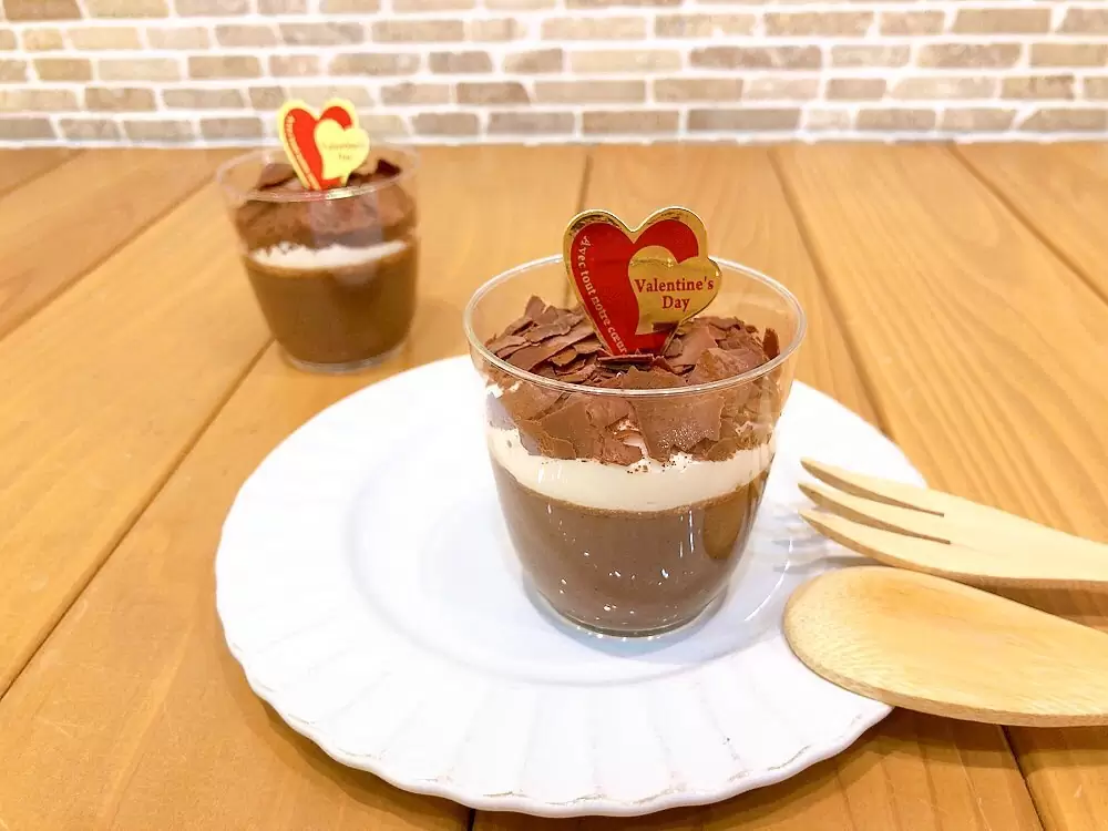 昨日からチョコプリンも期間限定で出ています♡ 滑らかで濃厚なチョコレートプリンにたっぷりの生クリームと削りチョコを乗せました♬ バレンタインの贈り物にどうぞ バレンタインケーキは勿論、チョコレートや焼き菓子も沢山ご用意しております♪ 是非お立ち寄りください #バレンタイン #バレンタインチョコ #チョコプリン #チョコレートプリン #松戸 #松戸市 #松戸ケーキ #二十世紀が丘 #パティスリーはぐみ #パティスリーハグミ