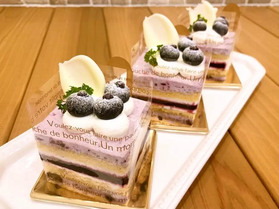 ブルーベリーがリニューアルして?ミルティーユ?になりました 自家製ブルーベリージャムのクリーム、マスカルポーネクリームをふわふわスポンジで交互に重ねたケーキに甘酸っぱいカシスジュレの層がプラスされました♬ 大人気のミルティーユ、是非お試しください 明日、明後日はお店はお休みです。2月18日からまた営業しておりますのでどうぞ宜しくお願い致します♀️ #ブルーベリー #ミルティーユ #カシス #自家製ジャム #マスカルポーネ #instasweets #松戸 #松戸市 #松戸スイーツ #松戸ケーキ #マツテク #パティスリーはぐみ #パティスリーハグミ