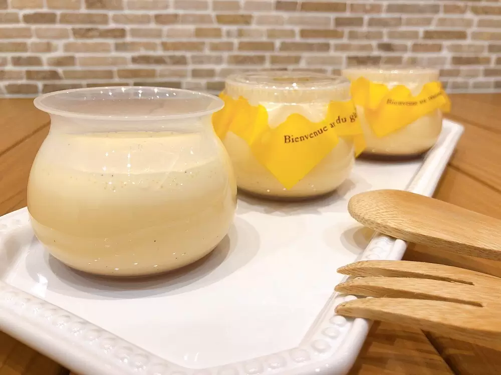 たまごプリンがリニューアルして新登場しました♡　　　　　以前よりもなめらかな口当たりのプリンにキャラメルクリームではなくほろ苦いカラメルソースを底に敷きました　　　　お日持ちは要冷蔵で3日間です♬是非お試しください　　　　#たまごプリン #なめらかプリン #カラメルソース #御用卵 #バターミルク #マツテク #松戸 #松戸市 #二十世紀が丘 #パティスリーはぐみ #パティスリーハグミ