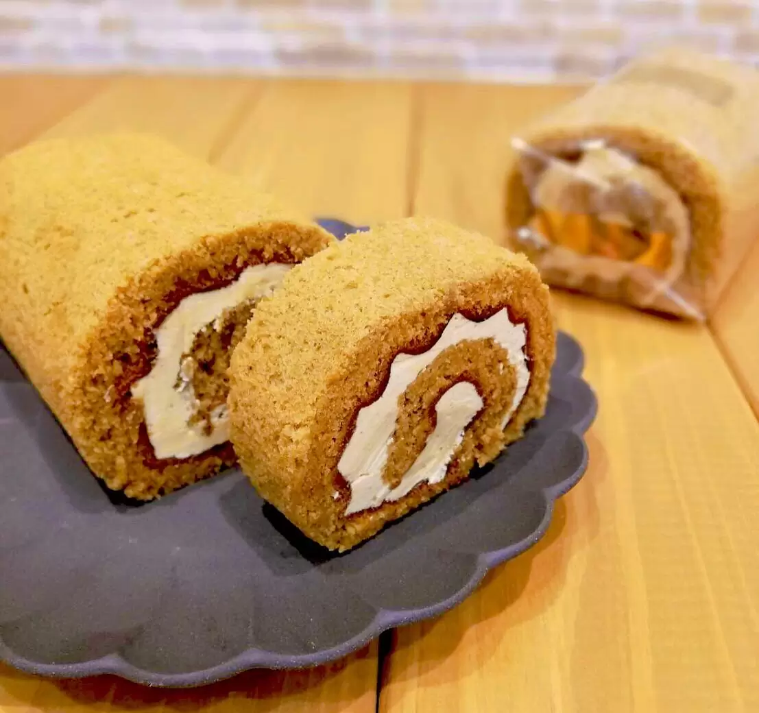 モカロール️本日から販売しています♬ ふわふわの米粉コーヒースポンジにブランデーシロップで香り付けし、ほろ苦いキャラメルバタークリームを巻き上げました 口溶けの良いキャラメルクリームとコーヒーの風味をお楽しみください 要冷蔵でお日持ち3日ですので、お手土産にも最適です♡ #珈琲ロール #キャラメルクリーム #バタークリーム #米粉スイーツ #米粉ケーキ #グルテンフリー #手土産 #マツテク #松戸 #松戸市 #二十世紀が丘 #パティスリーはぐみ #パティスリーハグミ