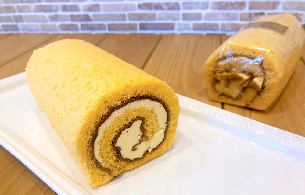 スイスロール(バニラ)本日から販売しております♬    しっとりと風味豊かな味わいの卵黄とアーモンドをふんだんに使用した米粉スポンジでコクのあるバニラ風味のバタークリームを巻きました    馴染み深い味わいをさらに美味しく食べやすく仕上げたスイスロール、是非お試しください♡    お日持ちは要冷蔵で3日間です。お手土産にもどうぞ^ ^    #スイスロール #バタークリーム #バタークリームケーキ #ロールケーキ #米粉スイーツ #グルテンフリー #小麦粉不使用 #マツテク #松戸 #松戸市 #松戸ケーキ #二十世紀が丘 #パティスリーはぐみ #パティスリーハグミ