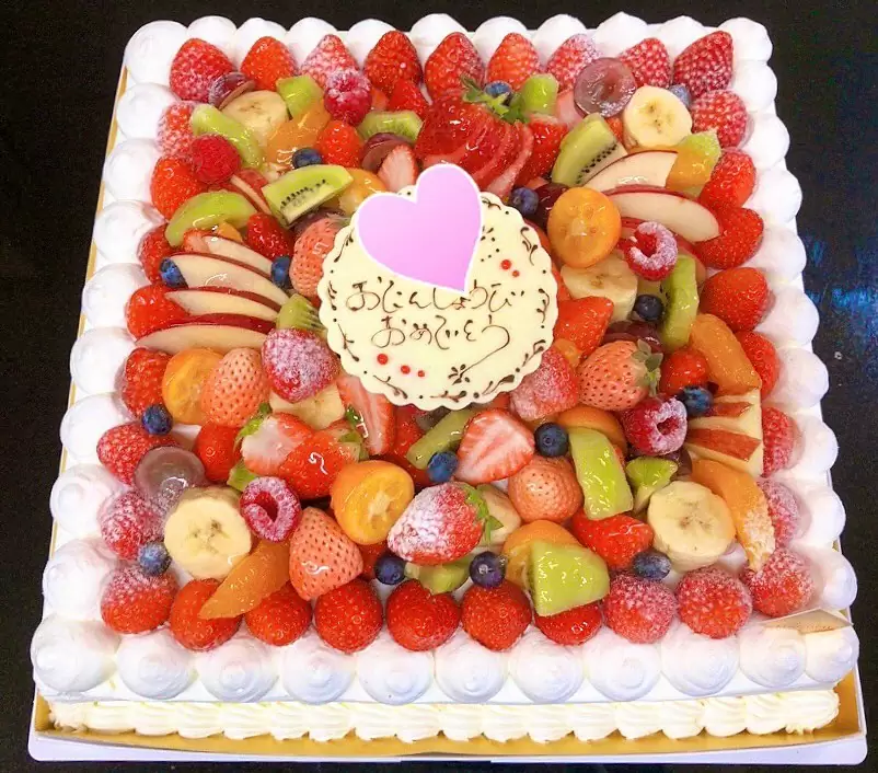 本日はお店はお休みです♀️明日25日(木)からまた営業しておりますので、どうぞ宜しくお願い致します!    写真は先日特注でお作りした角デコレーションケーキです     30cm×30cmの大きいサイズで大人数での取り分けも可能です    角デコレーションケーキは12cm×12cmのサイズからご注文頂けます。お気軽にご相談ください♬    #特注ケーキ #バースデーケーキ #お誕生日ケーキ #パーティーケーキ #デコレーションケーキ #マツテク #松戸 #松戸市 #松戸ケーキ #松戸パティスリー #二十世紀が丘 #パティスリーハグミ #パティスリーはぐみ