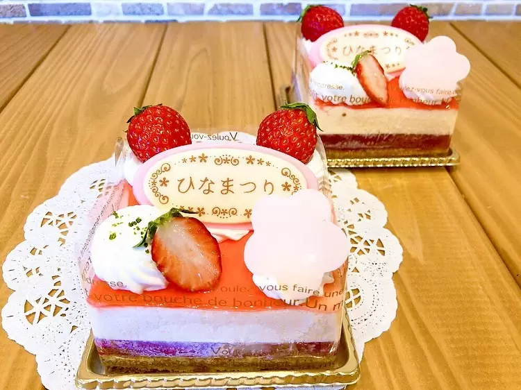 期間限定でプランタンが登場しています 果肉入り苺ジュレになめらかなホワイトチョコのムース、下にはピスタチオのスポンジとサクサクのプラリネチョコが♬ 春を感じる可愛いケーキ、ひな祭りにいかがでしょうか 本日はひな祭りデコレーション扇デコレーションお雛様ドールも店頭にご用意しています♬ さらにさらに、反響の大きかったとろ〜り生チーズブッセも今日から販売開始です♬ 是非お試しください #ひな祭り #ひなまつりケーキ #お雛様 #ドールケーキ #チーズブッセ #ブッセ #とろーりチーズ #マツテク #松戸 #松戸ケーキ #パティスリーハグミ #パティスリーはぐみ