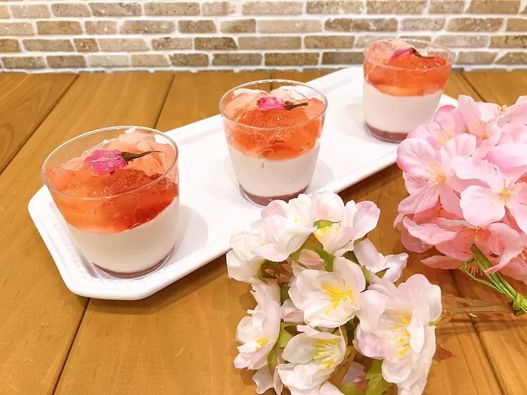 桜のパンナコッタ本日から出ています♬　　　　　　なめらかな桜風味のパンナコッタの下に桜餡を入れ、上にはイチゴとぷるぷるレモンゼリー?をのせました！　　　　期間限定で3月いっぱい販売の予定です　　　　　　　　この季節にピッタリの桜スイーツ是非ご賞味ください　　　　　#桜 #桜スイーツ #桜のパンナコッタ #パンナコッタ #ぷるぷるゼリー #春スイーツ #instasweets #松戸 #松戸市 #松戸スイーツ #千葉パティスリー #パティスリーハグミ #パティスリーはぐみ