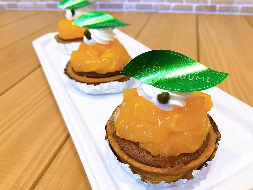 デコポンのタルト先日から販売しております♬　　　　香ばしいアーモンドタルトにカスタードクリームを絞り、旬の果汁たっぷりのデコポンを飾りました　　　　さっぱりと食べられる爽やかなタルトです♡　　　　　是非お試しください　　　明日、明後日はお店がお休みです。11日(木)からまた営業しておりますので、どうぞ宜しくお願い致します‍♀️　　　　　　#デコポン #デコポンタルト #柑橘スイーツ #タルト #instasweets #マツテク #松戸 #松戸ケーキ #松戸パティスリー #パティスリーはぐみ #パティスリーハグミ #パティスリーhagumi