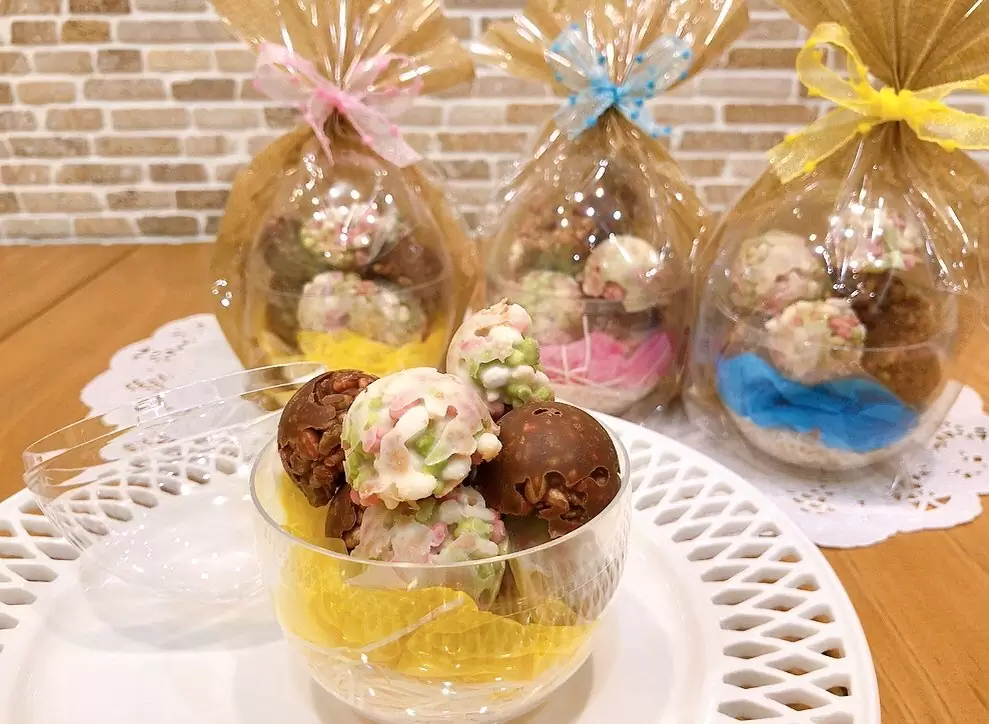 本日、明日はお店はお休みです。25日(木)からまた営業しておりますので、宜しくお願い致します♀️ 写真は先日登場したイースタークランチです♬ 苺味とメロン味のあられとフィアンティーヌをホワイトチョコとミルクチョコで絡めて見た目も食感も楽しいクランチチョコレートに♡ イースターらしい卵型ケースに入れてパステルカラーに可愛くラッピングしました お休み明けからはイースターにちなんでエッグハントも開催予定です♬ お楽しみに #イースター #エッグハント #チョコクランチ #instasweets #松戸 #松戸市 #マツテク #松戸パティスリー #パティスリーはぐみ #パティスリーハグミ #パティスリーhagumi