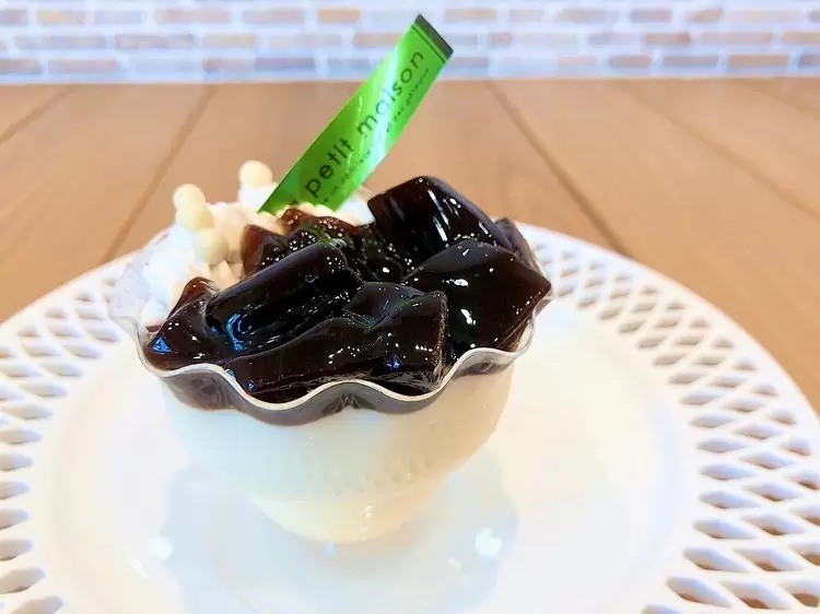 リクエストの多かったティラミス昨日から出ています　　　　　　コクのあるマスカルポーネムースの中には珈琲シロップをたっぷり染み込ませたアーモンドスポンジ、上にはコーヒーゼリーを乗せました️　　　　　珈琲好きさんには堪らない♡特製ティラミス是非お試しください　　　　#珈琲 #コーヒーゼリー #ティラミス #コーヒー好き #松戸 #松戸市 #松戸ケーキ #マツテク #パティスリーハグミ #パティスリーはぐみ #パティスリーhagumi