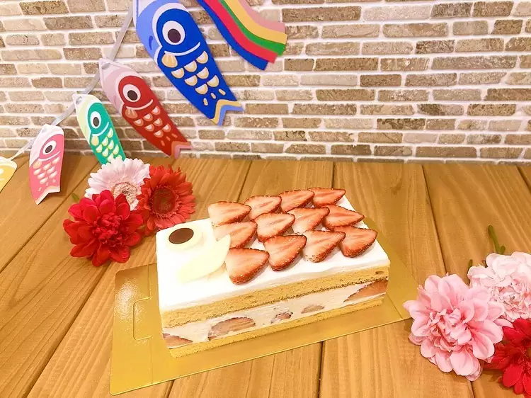 鯉のぼりショート子供の日に販売予定です　　　　　　はぐみ特製ふわふわスポンジに生クリームと苺をサンドし、上には鱗に見立てた苺を飾って可愛い鯉のぼりに仕上げました☆　　　　　　他に試作中の子供の日ケーキも完成次第UPいたします　　　　　お楽しみに♡　　　　　#こどもの日 #こどもの日ケーキ #鯉のぼりケーキ #こいのぼり #端午の節句 #松戸 #松戸ケーキ #パティスリーハグミ #パティスリーはぐみ #パティスリーhagumi