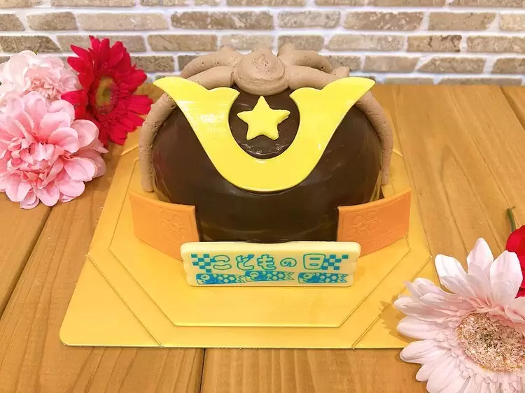 兜デコレーション子供の日に販売予定です♬ チョコスポンジに苺とチョコクリームをサンドしたチョコデコレーションケーキをドーム型にし、兜の形に仕上げました 子供の日ケーキはご予約も承っておりますご予約のお受け渡しは5/1(土)〜5/5(水)、店頭販売は5/4(火)、5/5(水)を予定しています! お子様のお祝いに是非 #子供の日 #こどもの日 #こどもの日ケーキ #兜ケーキ #松戸 #松戸ケーキ #パティスリーハグミ #パティスリーはぐみ #パティスリーhagumi