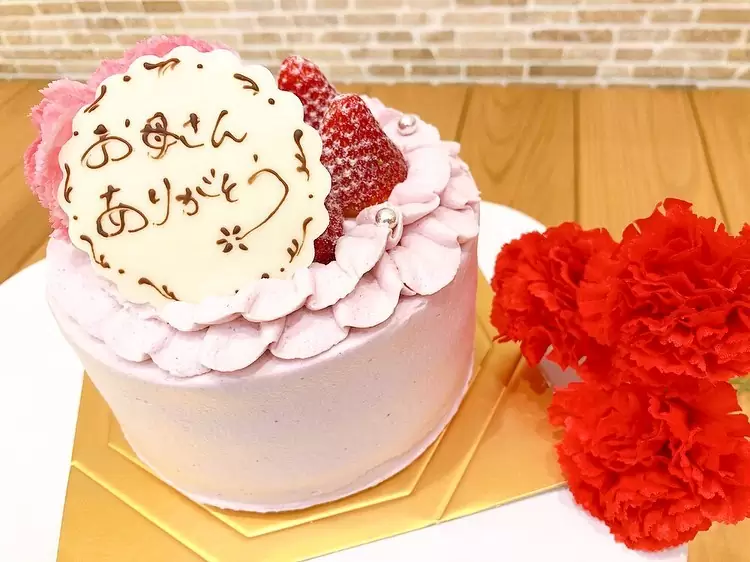 母の日に販売予定の母の日デコレーション ふわふわスポンジに苺クリームと苺をサンドし、苺クリームと苺、ピンクのカーネーションで仕上げたピンクづくしの可愛いケーキです♡ こちらは5/7(金)〜9(日)にご予約お受け渡し予定です♬当日販売は5/8(土)、5/9(日)の予定です 店頭販売は4号サイズをご用意する予定ですが、5、6号サイズもご予約可能です お母様へのプレゼントに是非 #母の日 #母の日ケーキ #カーネーション #カーネーションケーキ #エディブルフラワー #松戸 #松戸市 #松戸ケーキ #パティスリーハグミ #パティスリーはぐみ #パティスリーhagumi