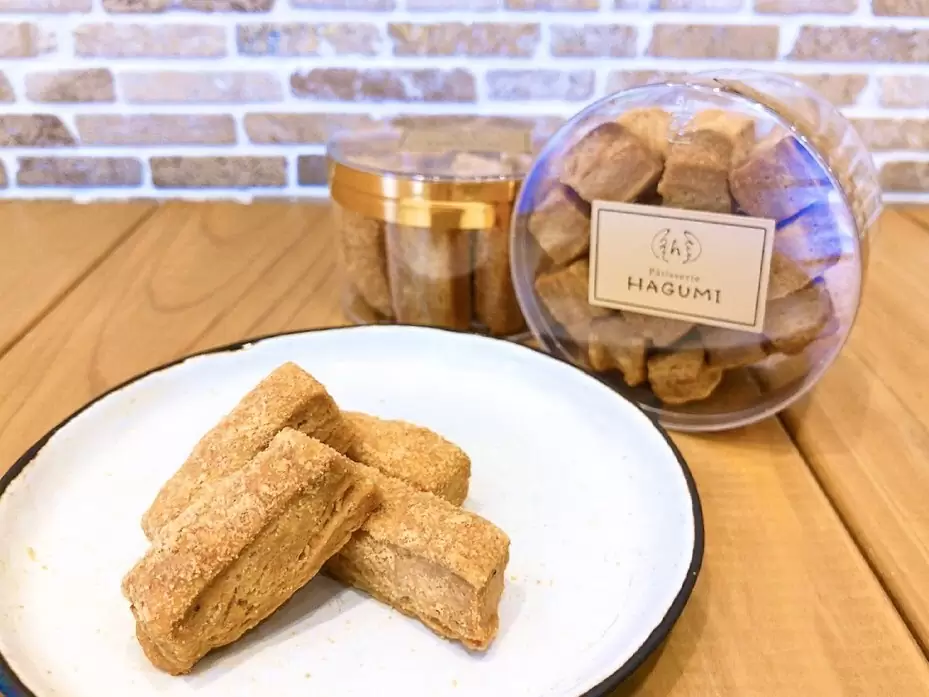 おつまみチーズパイ期間限定で本日から出ています♬ クッキーのようなパイのようなサクサク生地にエダムチーズをたっぷり混ぜ込み1口サイズに焼き上げました。 甘くないのでおつまみにもピッタリ お仕事終わりの一杯がますます美味しくなること請け合いです父の日のプレゼントにも是非♡ また、明日明後日はお店はお休みです♀️6/10(木)からまた営業しておりますのでご来店お待ちしております!6/10(木)分のご予約は本日中にお願いいたします #チーズパイ #チーズクッキー #おつまみ #おつまみクッキー #これはビールが進む #すぐ飲みたくなるやつ #最近暑いので #ビール日和 #父の日 #父の日プレゼント #お父さんありがとう #松戸市 #松戸 #パティスリーハグミ #パティスリーはぐみ