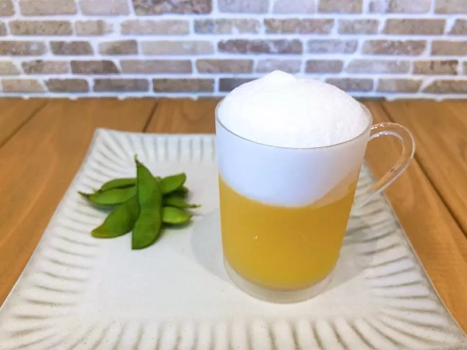 お子様も食べられる【ビールゼリー】本日から出ています♬ オレンジとパイナップルのミックスゼリーの上にオレンジの果肉とグレープフルーツの泡ゼリーをのせてビール風に仕上げました♡ 暑い季節にグイッといきたい!キンキンに冷えたビールゼリーはいかがでしょうか?