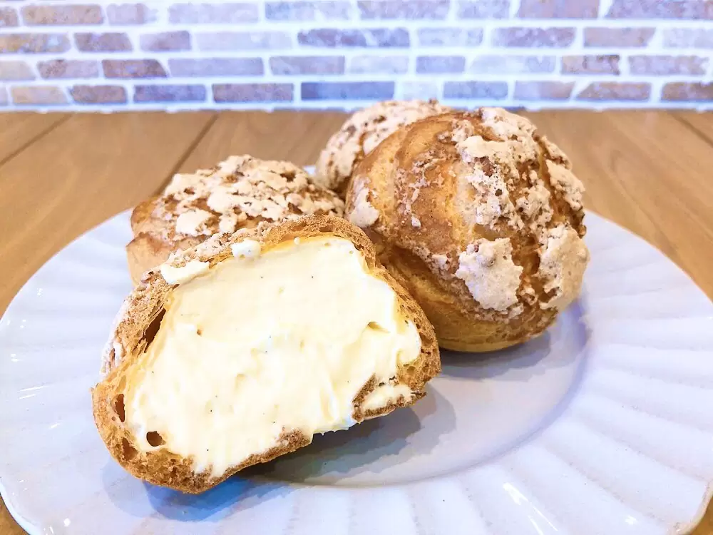 はぐみシューリニューアルして先日から出ています♬ 米粉100%でお作りしたシュー皮にアーモンド入りのクロッカン生地を乗せてカリッと焼き上げました☆ 中には米粉でお作りした軽やかな甘さのカスタードクリームがたっぷり詰まっています♡ クリームたっぷりなのにあっさりしていてペロッと食べられちゃう 更に美味しくなった！！とスタッフの間でも大人気のシュークリーム是非ご賞味ください #米粉スイーツ #グルテンフリー #米粉シュークリーム #シュークリーム #クリームたっぷり #シュークリーム好き #松戸 #松戸市 #パティスリーハグミ #パティスリーはぐみ