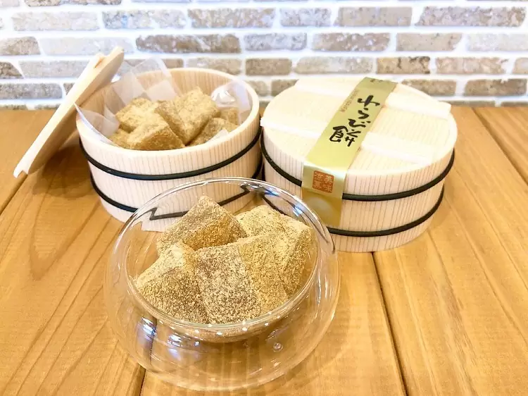 【パティシエの生わらび餅】も本日から出ています 販売初日で既に大人気のわらび餅は、ぷるんぷるんな食感で食べはじめたら止まらない!!病みつきです? 和三盆糖で優しい甘みを加えているのでさっぱりとお召し上がり頂けます 千葉県産のきな粉をたっぷりまぶした風味豊かな生わらび餅、是非ご賞味ください♡