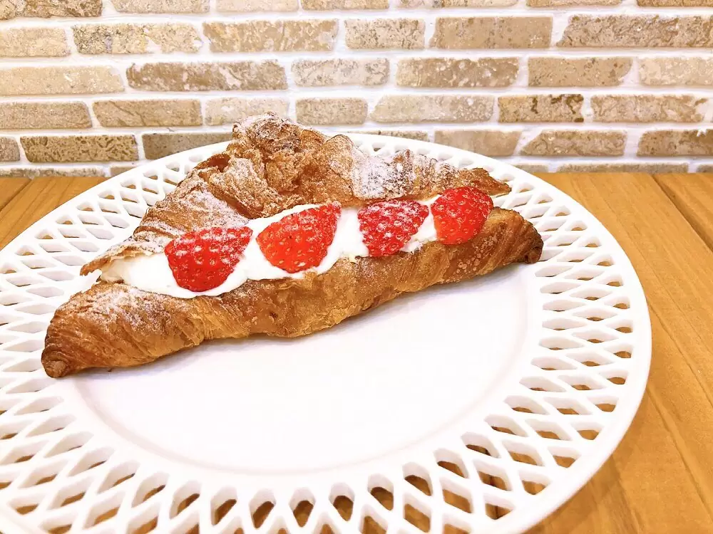 本日は、七夕ですがお店はお休みです♀️明日からまた営業しておりますので、ご来店お待ちしております 写真は昨日出ていたクリームクロワッサン? フランス産発酵バターを使用した香ばしいクロワッサンに、カスタードクリーム&生クリームをたっぷり絞り、苺でおめかししました クリームクロワッサンは、お出ししていない日もあるので出会えたらとってもラッキー見つけたら是非お試しください♡ #クリームクロワッサン #クロワッサン #生クリーム #カスタードクリーム #パンというより #もはやケーキ #松戸 #松戸市 #パティスリーハグミ #パティスリーはぐみ