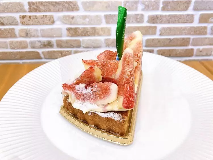 本日から無花果のタルト?出ています 香ばしいアーモンドタルトの上に甘酸っぱいラズベリージャムとカスタードクリーム、旬の無花果をたっぷり飾りました♡是非お試しください♬ また本日、明日小学生以下のお子様には1,000円以上のお会計でヨーヨー釣りを1回プレゼントしております♬ 夏休みの思い出に是非チャレンジしてみてください※ヨーヨーがなくなり次第終了となります。※混雑時にはスムーズな進行をお願いしております♀️ 8/23(月)〜8/26(木)はお店は夏季休暇を頂きます。ご迷惑をおかけいたしますが、どうぞ宜しくお願い致します。 #無花果 #いちじく #いちじくタルト #ヨーヨー #ヨーヨー釣り #夏休みの思い出 #夏季休暇のお知らせ #松戸 #松戸市 #パティスリーはぐみ #パティスリーハグミ
