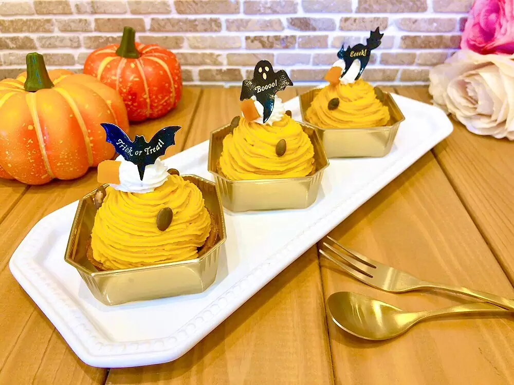 本日、明日はお店はお休みです♀️10/28(木)からまた営業しておりますのでご来店お待ちしております 写真は期間限定で登場しているかぼちゃのモンブラン 香ばしいアーモンドタルトにりんごのキャラメルソテーと生クリームかぼちゃペーストを絞ってハロウィン仕様に仕上げています? 定番の和栗モンブランは勿論人気ですが、期間限定のかぼちゃのモンブランも大人気♡ 秋の味覚を是非ご堪能下さい? #かぼちゃスイーツ #かぼちゃモンブラン #かぼちゃモンブランタルト #モンブラン #秋の味覚 #秋スイーツ #いもくりかぼちゃ #松戸 #松戸市 #松戸ケーキ屋 #パティスリーはぐみ #パティスリーhagumi