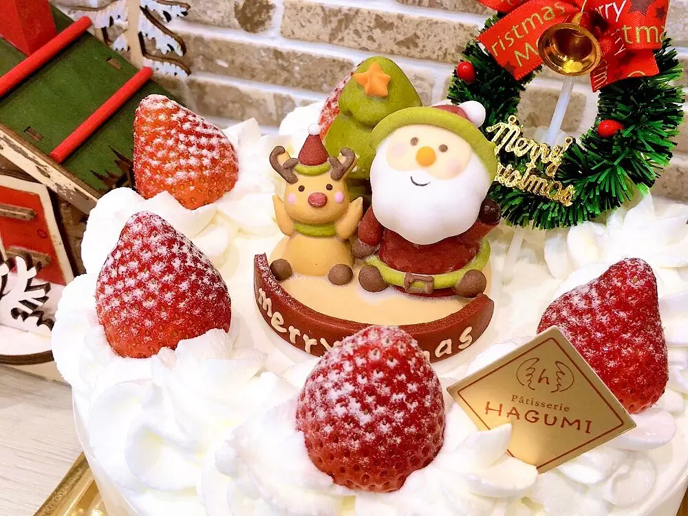 本日はお店はお休みです。明日23日(木)は、ご予約のクリスマスケーキのお渡しのみ行っております 24日(金)からまた営業しておりますので、ご来店お待ちしております 24〜26日のクリスマス期間中は、Xmasケーキ(ホールケーキ)&焼き菓子ギフト中心の販売となるためカットケーキ、及びバラの焼き菓子は縮小して営業させて頂きます 当日は大変混雑が予想されます。お受け取り、及び当日ご購入の列には出来るだけご代表者様1名様のみお並び頂けますようご協力お願い申し上げます♀️ ※ご予約のお受け取りの際には 【ご予約伝票】を必ずお持ち下さい 出来る限りスムーズなご案内が出来るようスタッフ一同精一杯努めさせて頂きます。 皆様のご来店心よりお待ちしております #クリスマス #クリスマスケーキ #もうすぐクリスマス #松戸 #松戸市 #松戸ケーキ #松戸ケーキ屋 #パティスリーhagumi #パティスリーはぐみ