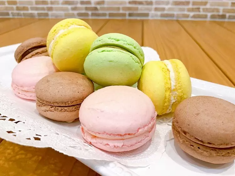 年末年始で売り切れてしまっていたマカロン全6種類が復活しています? ♡フランボワーズ♡柚子♡ピスタチオ♡ショコラ♡オレンジティー♡カフェキャラメルの6種のお味です 昨日は早速、全種類お持ち帰り頂いたお客様もありがとうございます♀️ 房総ウイスキー?を使用した大人なウイスキーケーキも本日から復活です♡ 欠品商品に関して沢山お問い合わせをいただきお作りするのにお時間を頂いてしまい申し訳ございません♀️ 他にもまだ復活できていないお品物がありますが、少しずつお作りして参りますのでお楽しみにお待ち下さい バレンタイン商品も徐々にお作りして参ります #マカロン #マカロン好きな人と繋がりたい #おすすめは #柚子マカロン #自家製柚子ジャム #房総ウイスキー #ウイスキーケーキ #お酒好きにはたまらない #松戸 #松戸市 #松戸ケーキ屋 #パティスリーhagumi #パティスリーはぐみ