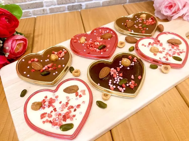 マンディアン今年も販売しています♬ 今年は♡スイート♡ミルク♡ホワイト♡ストロベリーの4種類 どのマンディアンもナッツやフリーズドライ苺、アラザンで可愛く飾っています そして今年はタブレットショコラも登場♬こちらは♡ビター♡ホワイトの2種類のお味です! タブレットには、愛媛県産のオレンジ、柚子、河内晩柑の3種類の柑橘ピールとアラザンを飾っています おやつにもプレゼントにも喜ばれる事間違いなし♡のチョコレート達まだまだ新商品も出てきますのでお楽しみに♬ #チョコレート #マンディアン #タブレットショコラ #バレンタイン #期間限定 #松戸 #松戸市 #松戸スイーツ #パティスリーhagumi #パティスリーはぐみ
