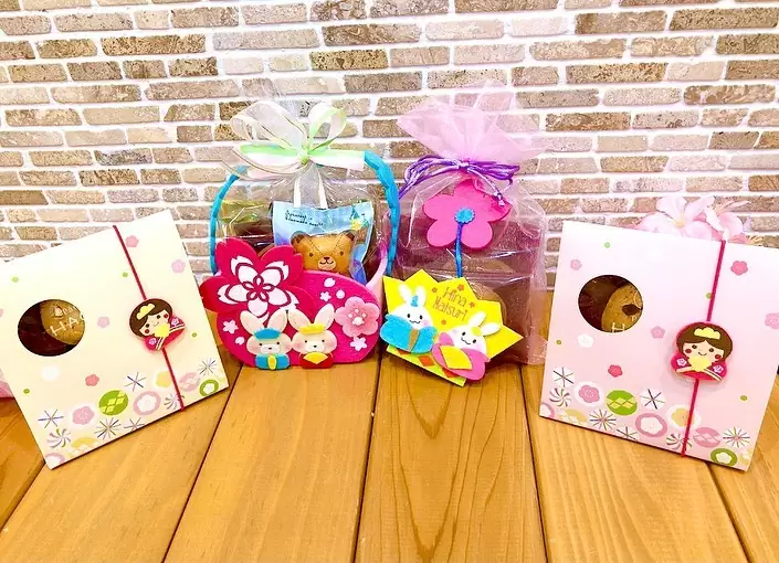 明日はひな祭りですね店頭では、ひな祭りにぴったりの可愛いギフトもご用意しております♡ 2枚目のお写真から順番にうさひなフェルト　・ベア　・黒豆ケーキ　・クッキー×2枚 ひなまつり巾着　・ドーナツ　・クッキー×2枚 ひなまつりペーパーBOX　・マドレーヌ　・クッキー×2枚 となっております? ケーキは勿論、ギフトでお祝いも素敵ですね お子様の健やかなご成長のお祝いに是非 #ひなまつり #ひなまつり #ひな祭り #ひなまつりギフト #焼き菓子詰め合わせ #プチギフト #松戸市 #松戸 #松戸ケーキ #パティスリーはぐみ #パティスリーhagumi