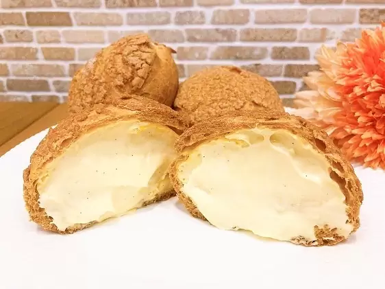 ★4月イベントのお知らせ★4月から毎月、第3金曜日に「はぐみの日」を開催いたします♬ 月替わりで、はぐみの人気商品がどれか1品お得にお買い求めいただけるように 第一弾となる4月15日(金)は最近リニューアルした大人気の【クッキーシュー】 サクサクのクッキー生地が乗った特製シュー皮の中には、溢れんばかりにたっぷり詰まったカスタードクリームがあっさりした軽いカスタードクリームなので、ボリューム満点なのについもう1個欲しくなっちゃう美味しさです 通常200円(税込)で販売していますが、4月15日(金)に限り170円にて販売いたします! 販売開始時間は10時、13時、16時の計3回!各時間限定100個合計300個の販売です☆ 商品は無くなり次第終了となります。また、4月15日(金)はクッキーシューのご予約、お取置きは出来ません。ご了承下さい♀️ ご来店お待ちしております ※本日3月17日(木)はお店はお休みです♀️明日3月18日(金)から営業しておりますので、ご来店お待ちしております #クッキーシュー #シュークリーム #カスタードたっぷり #はぐみの日#毎月第3金曜日 #松戸 #松戸市 #松戸スイーツ #松戸ケーキ #パティスリーhagumi #パティスリーはぐみ