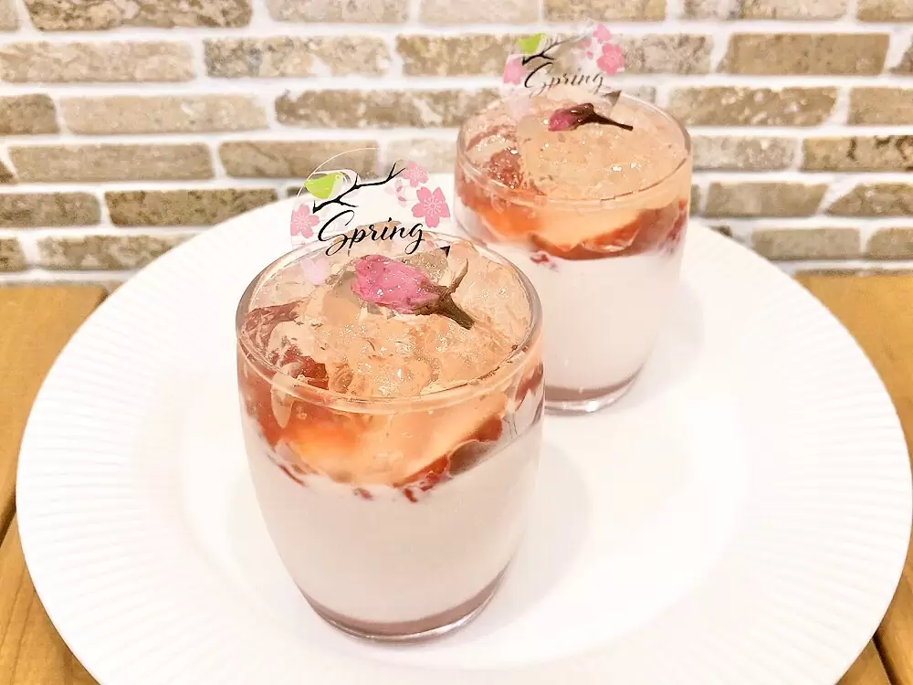 桜のパンナコッタ新しく出ております 桜餡に桜風味のなめらかなパンナコッタを流し、苺とぷるぷるレモンゼリーで飾りました♡ トロトロのパンナコッタとふるふるゼリーが堪らなく美味しい♡この季節ならではのデザートです是非お試しください♬ そして、有難いことにもうすぐフォロワー様が1500名様という事で、1500名様に達しましたら記念にささやかなイベントを開催予定です♡ こちらも是非お楽しみに? #桜スイーツ #桜 #桜のパンナコッタ #パンナコッタ #季節限定 #春スイーツ #松戸 #松戸市 #松戸ケーキ #パティスリーはぐみ #パティスリーhagumi