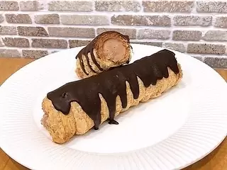 本日限定チョココルネ販売してます朝からたくさんのお客様にお並び頂きありがとうございます?!! お問い合わせも多数頂いたチョココルネ本日まだご用意ございます!! とろ〜りとろけるチョコカスタードとパリッパリの周りのチョコが堪らない組み合わせです♡スタッフも大絶賛のチョココルネ是非ご賞味ください 状況確認のお電話もお気軽にどうぞ ご来店お待ちしております♪ #チョココルネ #第三金曜日 #はぐみの日 #松戸ケーキ屋 #パティスリーhagumi