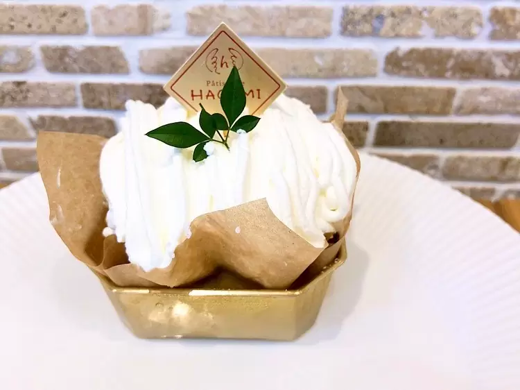 モンブランがリニューアルして白いモンブランになっています♡ ふんわりロールケーキに丸ごと渋皮栗と茨城県産和栗ペーストをのせ、生クリームを絞りました♡ ふわふわ生クリームで軽く仕上げているので1個ペロリと食べられちゃいます 是非お試しください♪ ※明日はお店はお休みです。　21日(木)からまた営業しておりますので　ご来店お待ちしております#白いモンブラン #モンブラン #和栗のモンブラン #松戸ケーキ #パティスリーhagumi #パティスリーはぐみ